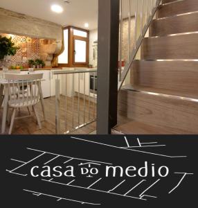 圣地亚哥－德孔波斯特拉Casa Do Medio的厨房以及配有casa do medico标志的楼梯