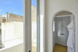 加利波利Pascaraymondo Suite Palace的带淋浴的浴室和窗户。
