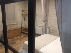 托莱多Ático del Rojas的小房间设有一张床和淋浴