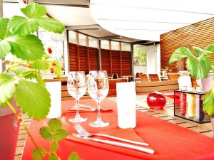 维莱尔莱拉克法国罗吉斯酒店的红桌布上带酒杯的桌子