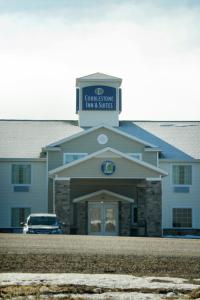 Soda SpringsCobblestone Inn & Suites - Soda Springs的一座建筑,上面标有阅读卡罗琳娜旅馆和套房的标志