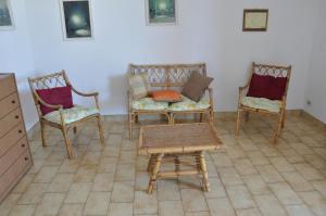 新福卡Casa vacanza San Foca的客厅配有两把椅子和一张沙发