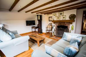 利奇菲尔德Beautiful 3 Bedroom Cottage - Picturesque Retreat的客厅设有两张沙发和一个壁炉