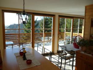 兹雷切Chalet Bellevue Rogla的一个带桌子的厨房和一个享有阳台景色的厨房