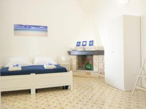 圣凯撒利亚温泉Bilocali Vista Mare的一间卧室配有一张床和一个壁炉