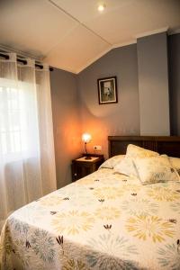 里瓦德奥Apartamento Amieiro的一间卧室设有一张床和一个窗口