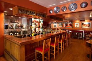 圣达菲Hotel Chimayo de Santa Fe的餐厅内带木制台面和椅子的酒吧