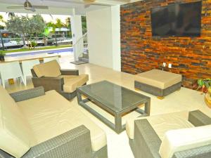 迈阿密Villa Estelle的客厅设有砖墙和电视