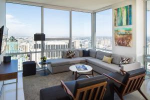 洛杉矶Luxurious Highrise 2b 2b Apartment Heart Of Downtown LA的带沙发、椅子和窗户的客厅