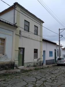 戈亚斯Casa por temporada的前面有一辆汽车停放的白色建筑
