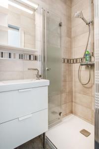 布达佩斯Kincsem Budapest Apartman的带淋浴和盥洗盆的浴室