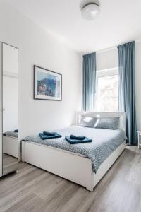 布达佩斯Kincsem Budapest Apartman的一间卧室配有一张床,上面有两条毛巾
