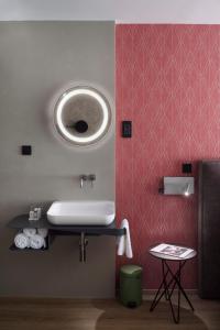 卢布尔雅那ibis Styles Ljubljana Centre的浴室设有水槽和墙上的镜子