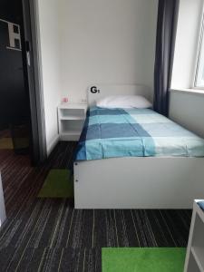 杜布罗夫尼克你的365旅舍 的一间小卧室,配有床和窗户