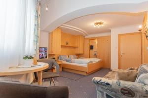 菲伯布伦盖斯特豪斯罗斯酒店的客厅配有床和桌子