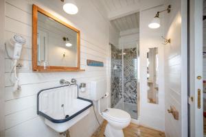 普罗奇达Maresia Rooms的浴室配有卫生间、盥洗盆和淋浴。