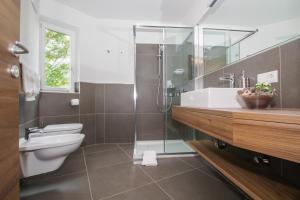 阿维兰奥克里斯蒂娜公寓酒店的带淋浴、卫生间和盥洗盆的浴室