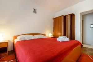 科洛塞普Oreb Dream Apartments的一间卧室配有一张大床和两条毛巾