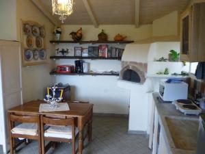 斯培西亚Lo Chalet sul Golfo的一间带桌子和烤箱的小厨房
