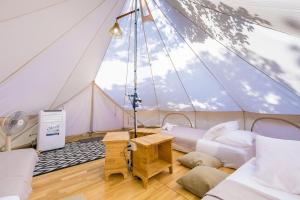 涛岛班塔雷瑜伽度假酒店的带帐篷、床和桌子的客房