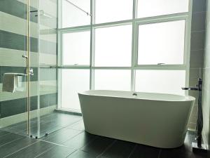新山KSL度假酒店的带窗户的浴室内的白色浴缸