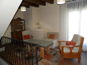 San Cristóbal de SegoviaCorral del Duque的客厅配有桌子和两把椅子
