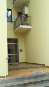 皮内托Appartamento da Marco的大楼内带阳台的空房间
