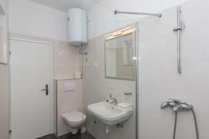 杜布罗夫尼克Guest House Libertas的白色的浴室设有卫生间和水槽。