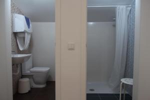 菲盖拉-达福什UAU Hostel的带淋浴、卫生间和盥洗盆的浴室
