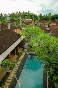 乌布Dedeane ubud的村庄游泳池的顶部景色