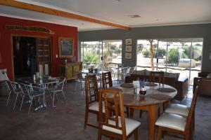库斯Kalahari Farmstall的一间在房间内配有桌椅的餐厅