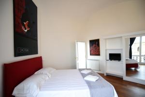 佩鲁贾Suite Calderini的卧室配有一张白色大床