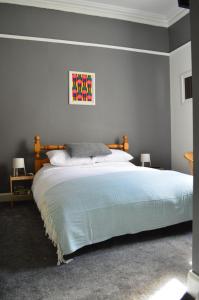斯特兰拉尔Briar Brae Bed & Breakfast的一间卧室配有一张带蓝色毯子的大床
