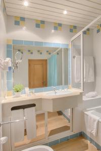 阿尔布费拉Luna Miramar Club的一间带水槽和镜子的浴室