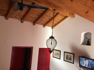 塞卡尔Quarto em Monte Alentejano perto do Cercal的挂在天花板上的灯具