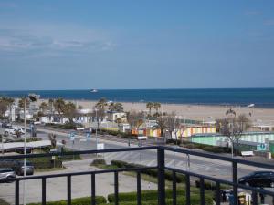 里米尼克巴尔托酒店的阳台享有海滩和大海的景致。