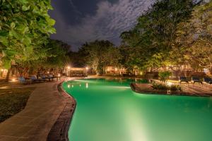 雅拉艾利凡特瑞克酒店的游泳池,晚上有绿色的水