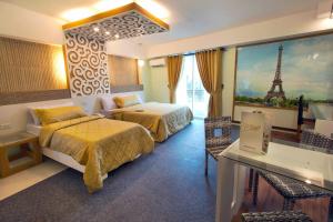 长滩岛亦优泰尔长滩岛酒店的酒店客房带两张床,还有埃菲尔铁塔。