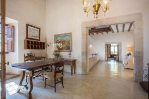 塞尔瓦Sa Bisbal - Turismo de interior的一间用餐室,在房间内配有桌椅