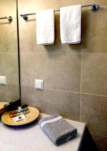 RachesAria Monte Villas的浴室提供食品和毛巾托盘