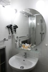 利贝雷茨杰斯特德酒店的一间带水槽和镜子的浴室