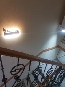 第比利斯Hotel LEADER的天花板上灯的楼梯