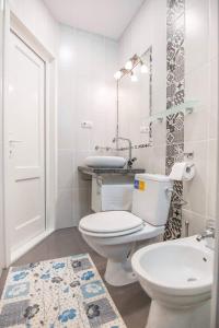 密古雷休治Pensiunea San Gennaro的白色的浴室设有卫生间和水槽。