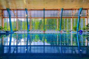 鲁特罗帕拉普鲁迪亚酒店的一座带大窗户的游泳池