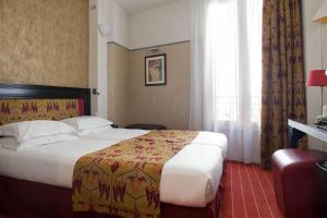 艾菲尔塞纳河酒店客房内的一张或多张床位