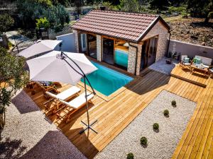 比奥格勒·纳·莫鲁Luxury mobile home Maro Biograd的一个带游泳池和房子的甲板