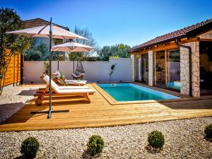 比奥格勒·纳·莫鲁Luxury mobile home Maro Biograd的后院设有游泳池和带遮阳伞的甲板
