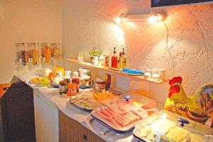 弗劳埃瑙Pension "Bayerwald"的厨房配有餐桌,上面有食物和鸡