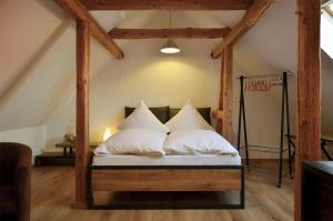 法尔肯塞FeWo Jung的一间卧室配有带白色枕头的床