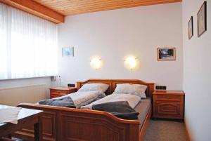 弗劳埃瑙Pension "Bayerwald"的一间卧室配有两张床和一张书桌